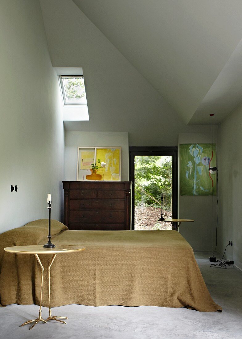 Doppelbett, zwei Traccia Tische von Meret Oppenheim, mit Blattgold belegt und eine Kommode in einem Schlafzimmer