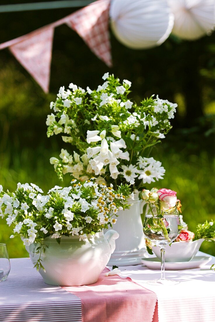 Gartentisch mit Blumendeko
