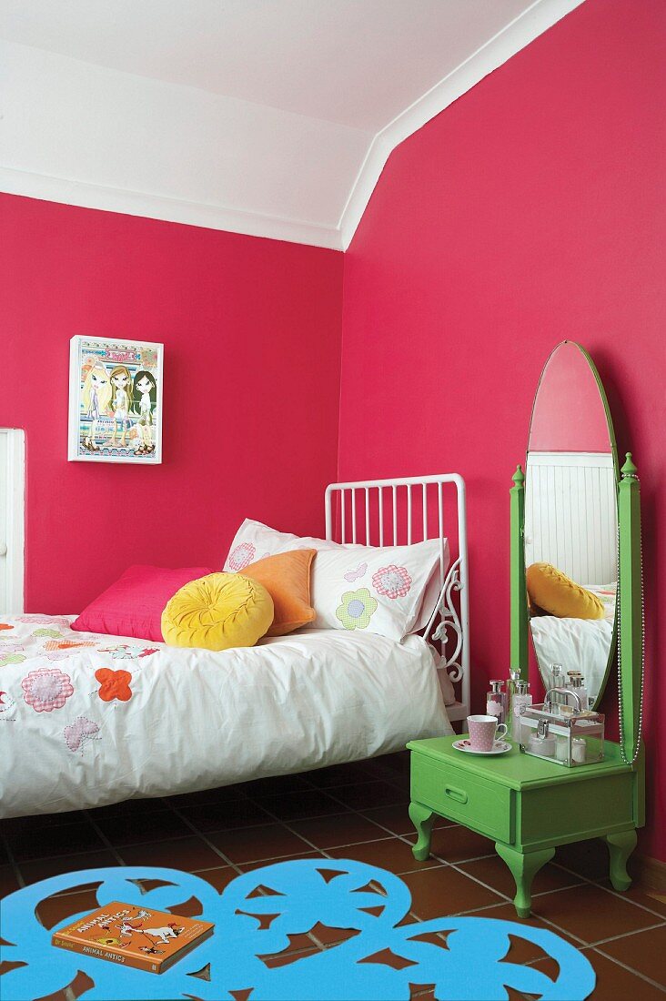 Farbenfrohes Jugendzimmer mit getönter Wand und Vintage Schminktisch neben Bett