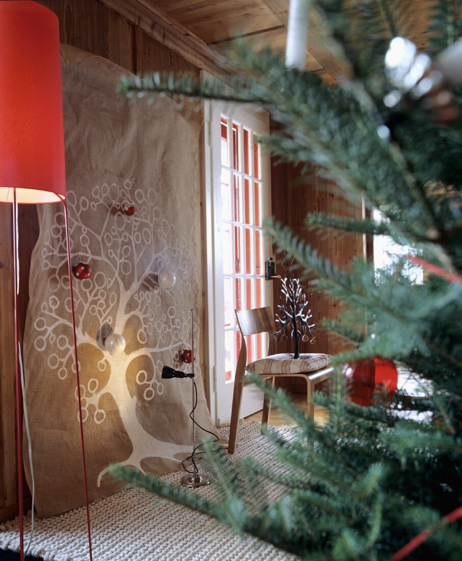 Leinentuch mit selbst gemaltem Baum als Wandbehang in einem weihnachtlichen Zimmer