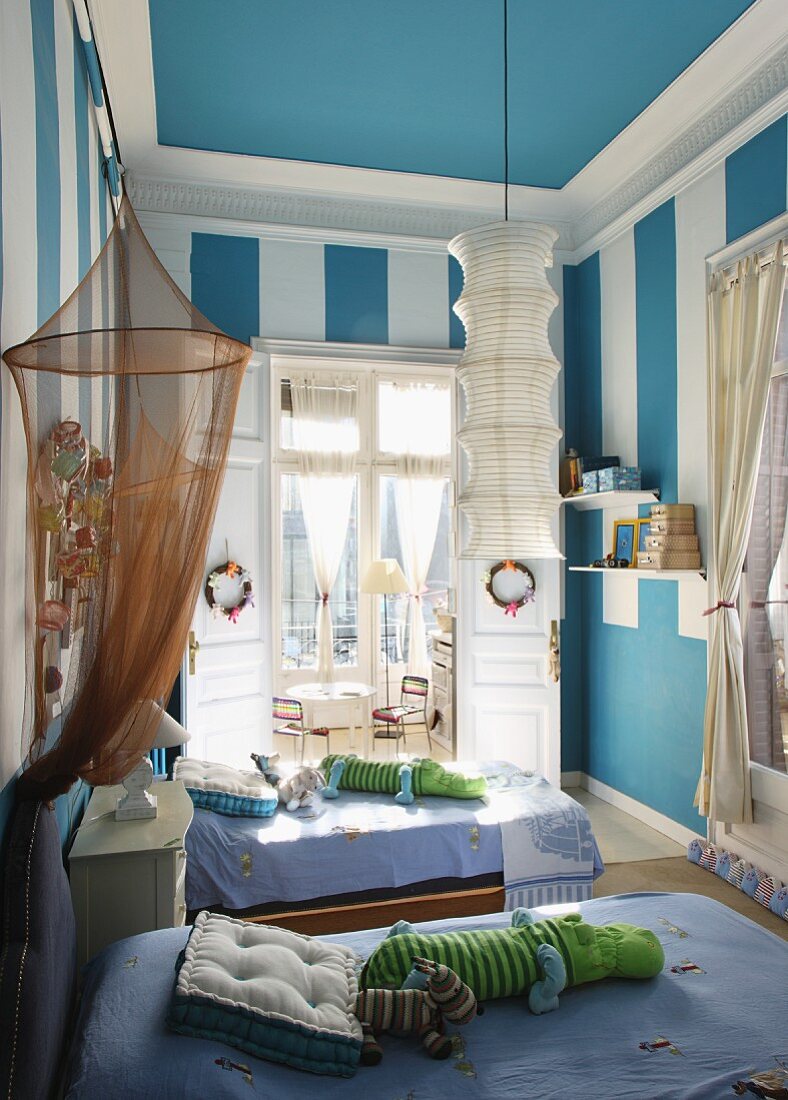 Kinderschlafzimmer mit zwei Betten und blauen Wänden