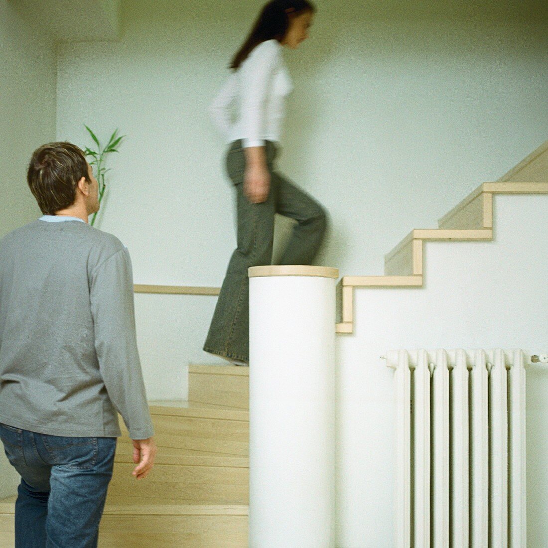 Junge Frau und Mann auf der Treppe