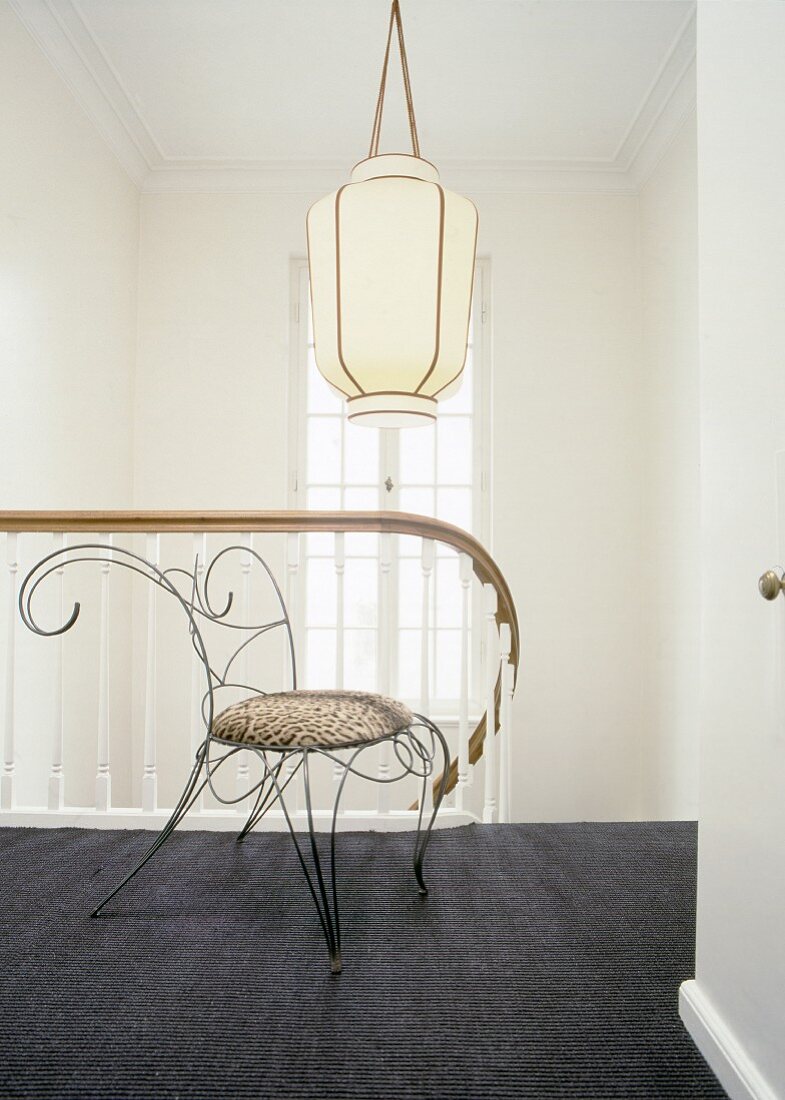 Stuhl und Deckenlampe im Obergeschoss