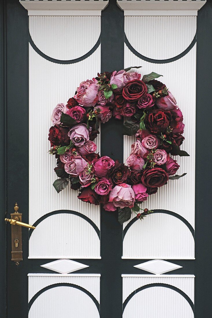 Blumenkranz an einer Haustür