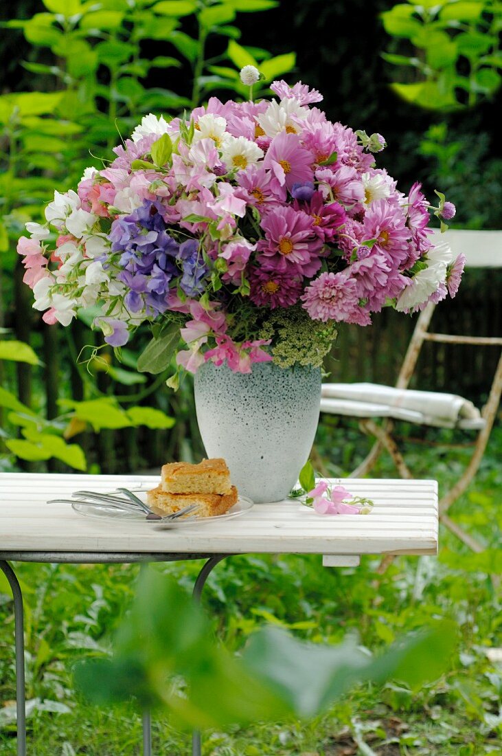 Bunter Blumenstrauß auf Gartentisch