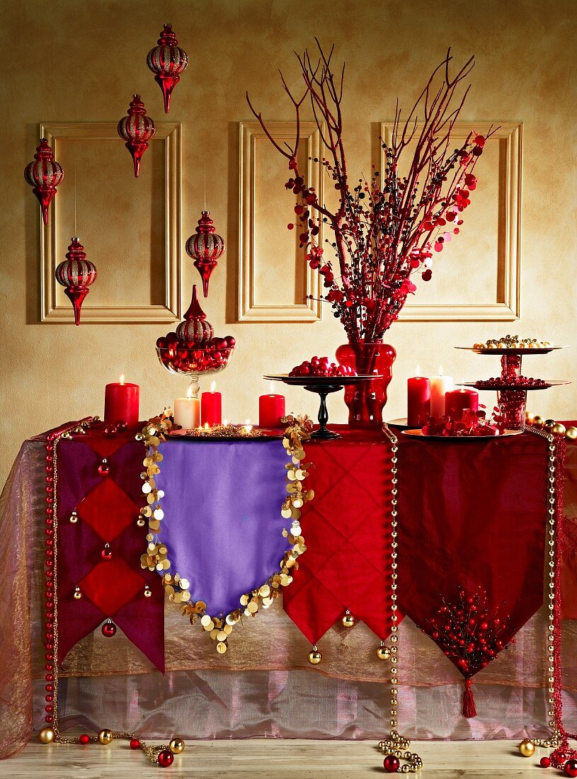 Gedeckter Weihnachtstisch mit Tischläufern, Kerzen und Zweigen