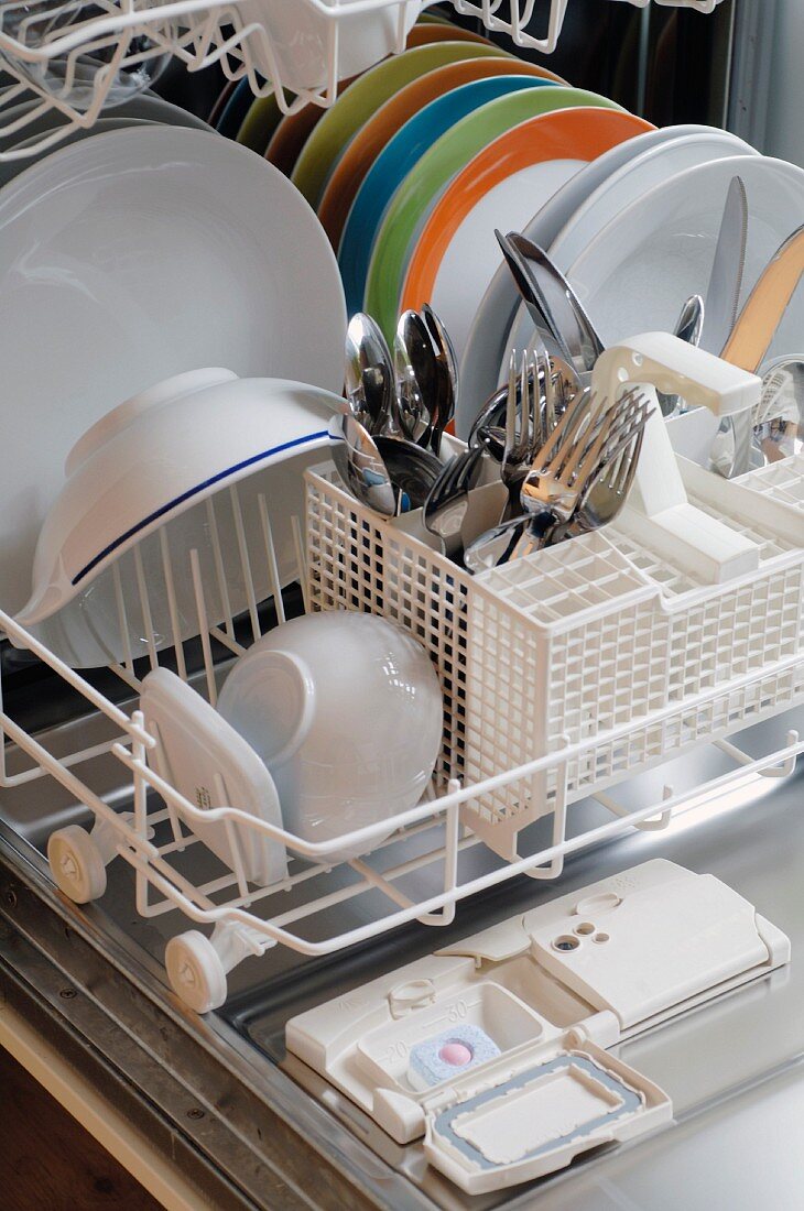 Geschirr und Besteck in Geschirrspülmaschine