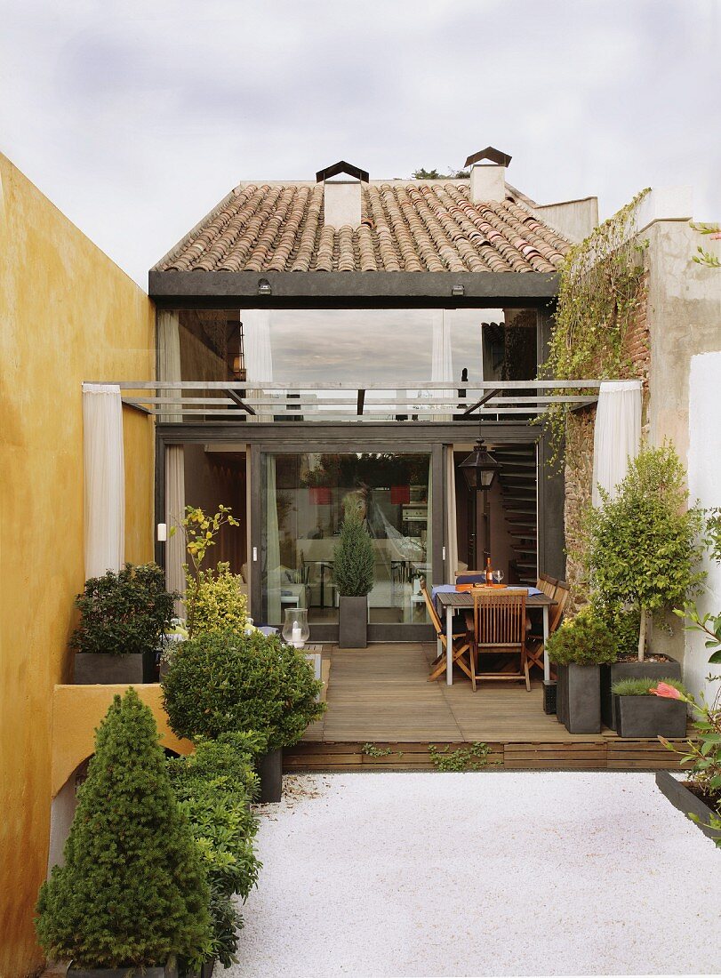 Blick auf eine mediterrane Terrasse im Innenhof