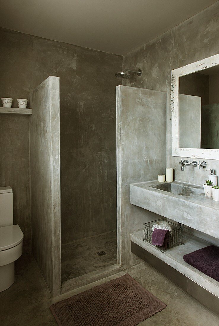 Brut Stil im Bad - Duschabtrennung und Waschtisch aus Beton