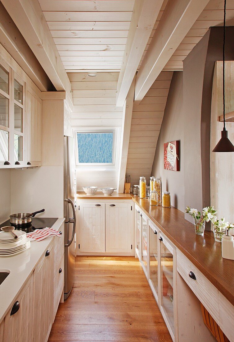 Schmale Küche im Dachgeschoss - Küchenzeile und Einbau einer halbhohen Schrankzeile im Landhausstil