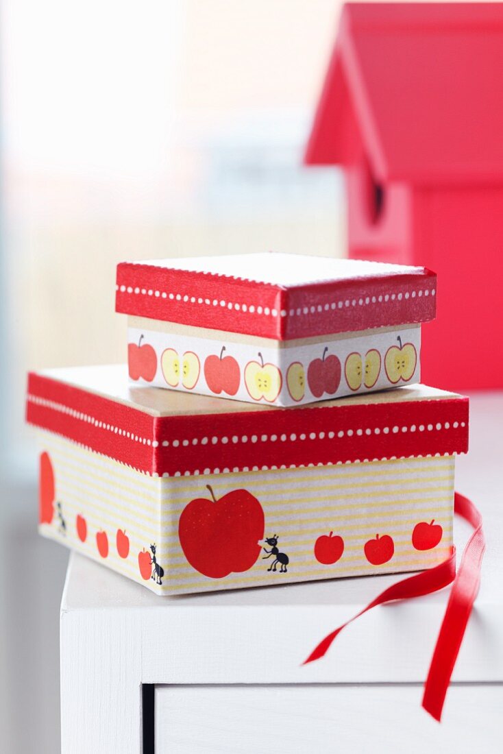 Masking Tapes in Rot und mit Apfelmotiv auf kleinen Geschenkschachteln