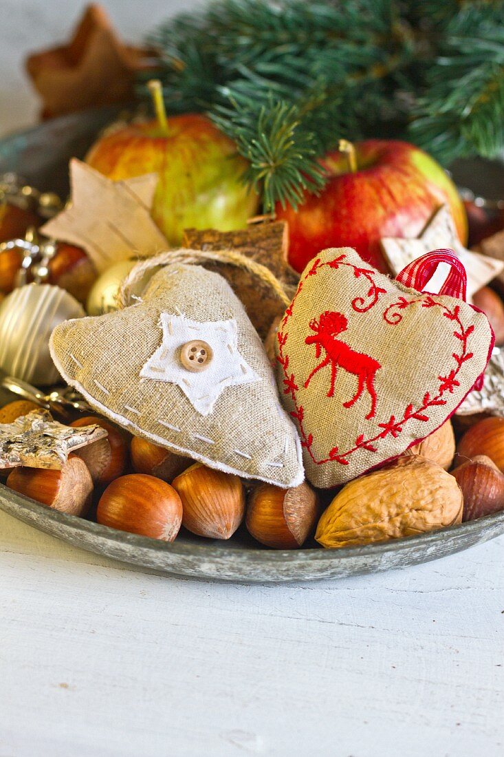 Weihnachtsschmuck und Nüsse in Schale