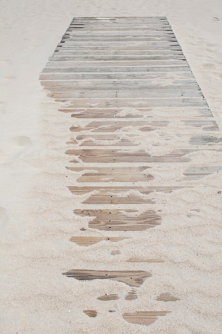 Sandstrand mit Holzweg