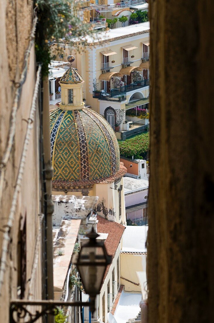 Blick auf farbig belegtes Kuppeldach einer Kirche in Positano