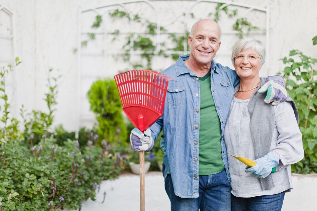 Älteres Paar mit Gartenwerkzeug