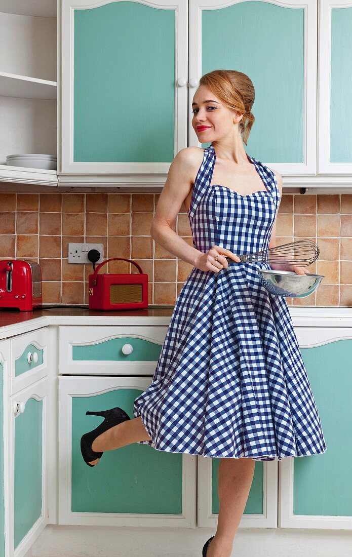 Frau im karierten Kleid in der Küche
