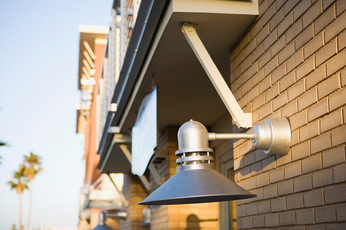 Wandlampe im Retrolook aus Edelstahl an Hausfassade