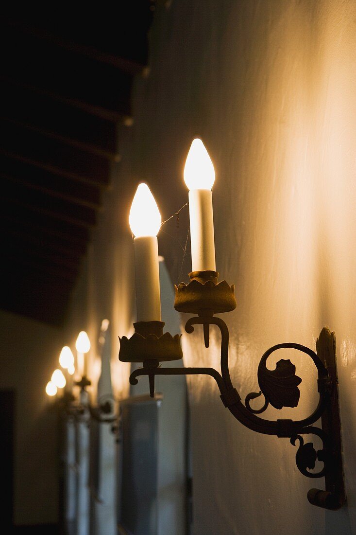 Rustikale Kerzenleuchter an der Wand