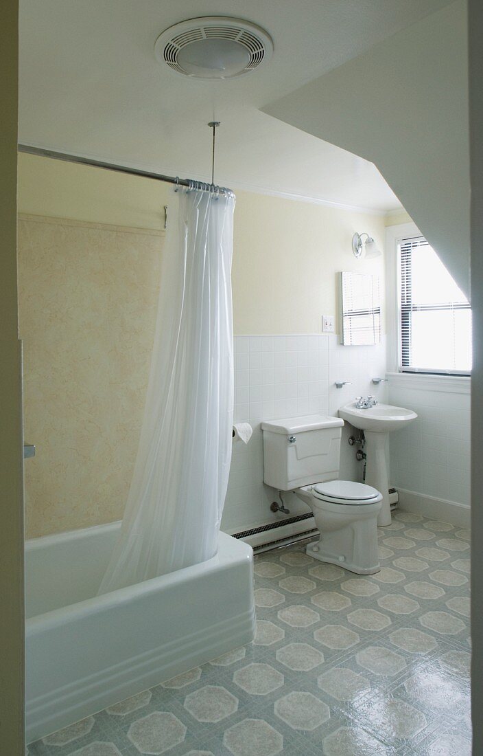 Small traditional bathroom with linoleum flooring