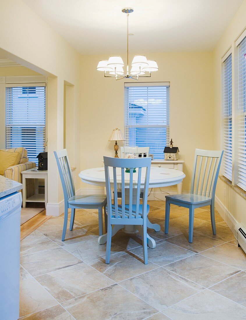 Traditional circular dining table