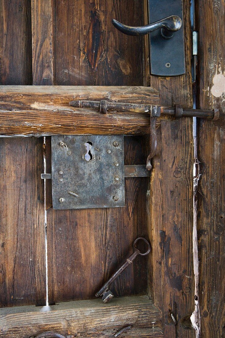 Rustikale, alte Holztür mit einfachen … – Bild kaufen – 11087473