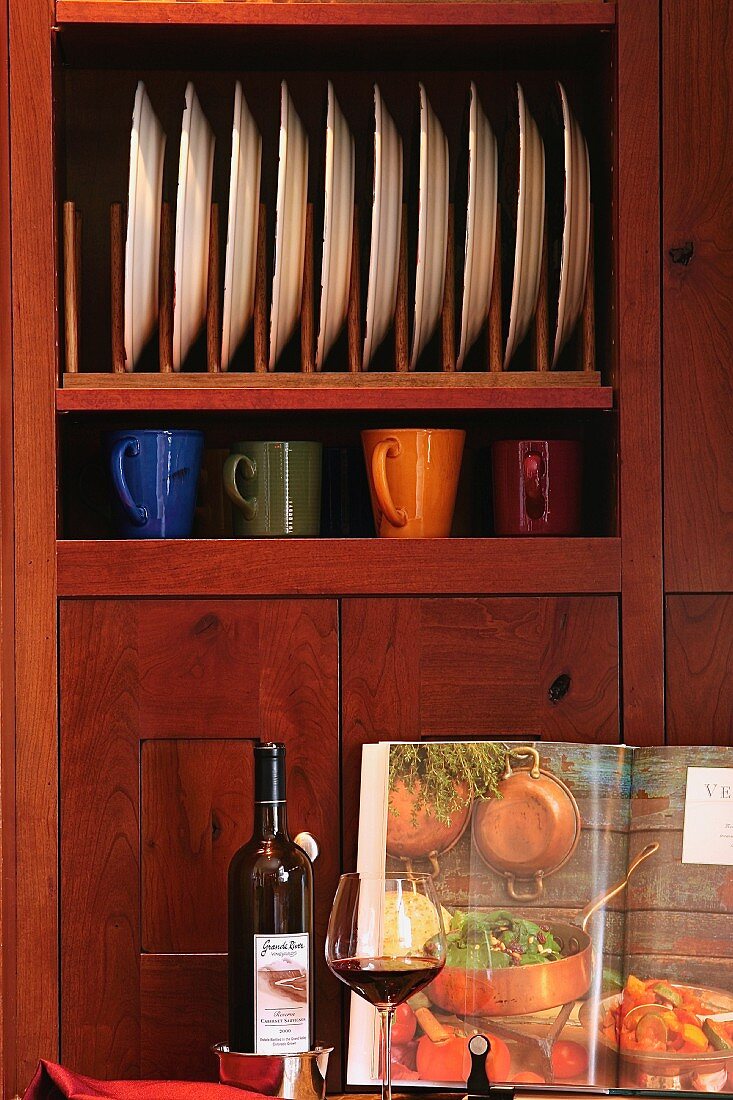 Detail cabinet and plate stands