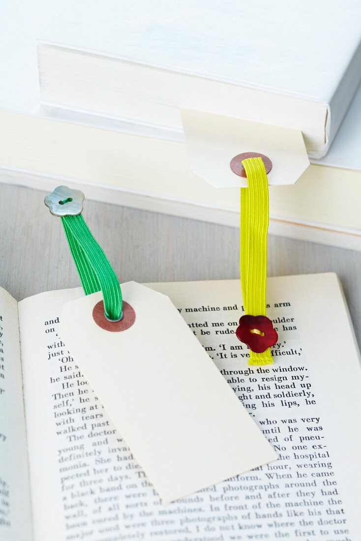 DIY bookmarks made of elastic bands and buttons