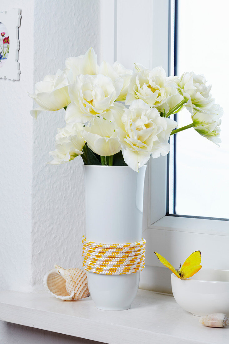 Blumenvase mit Boots-Seil dekoriert
