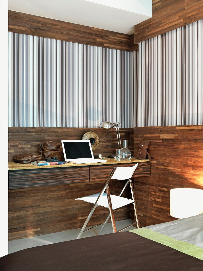 Arbeitsecke - Eingebauter Arbeitstisch vor halbhoher Holzverkleidung und gestreifter Tapetenwand mit Holzfriesabschluss