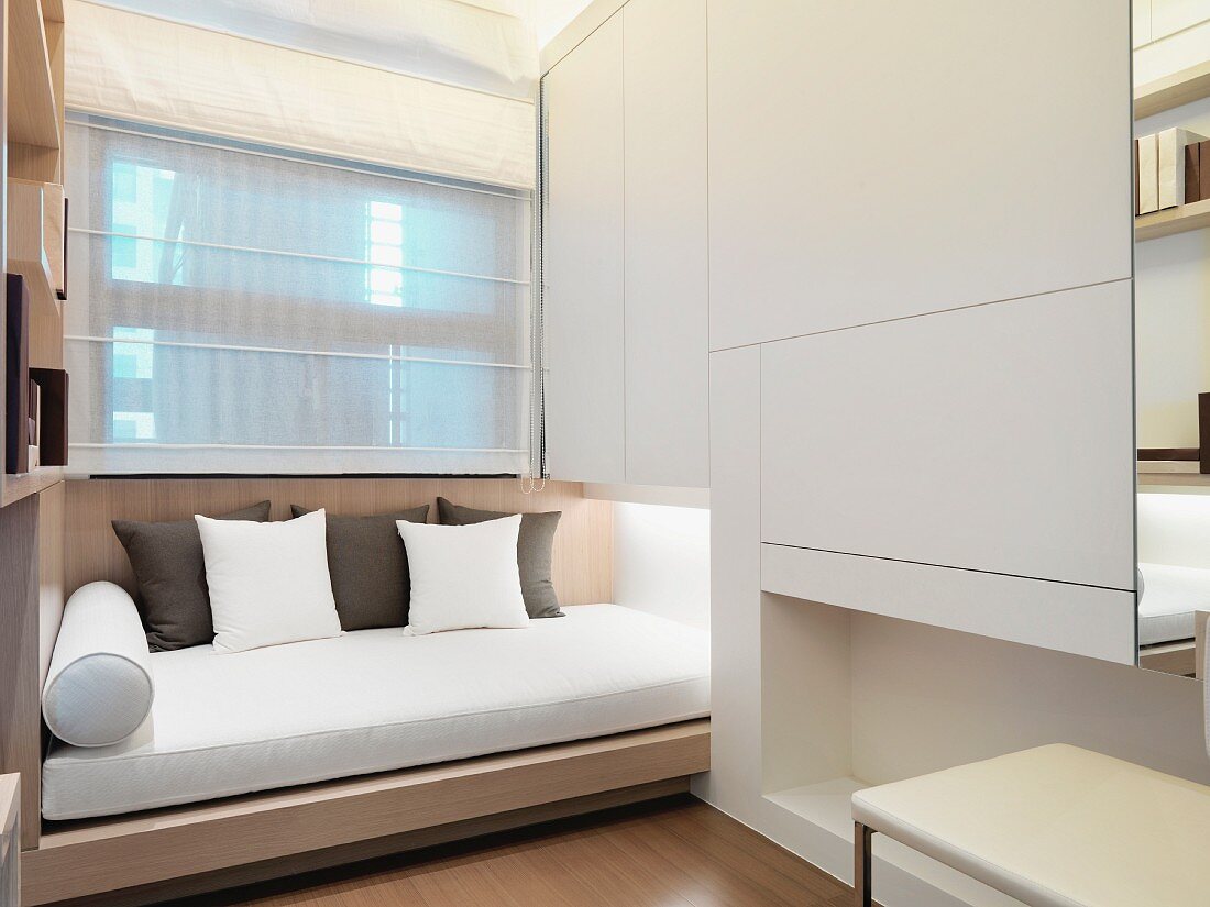 Modernes Tagesbett integriert in dreidimensionalem Raumteiler