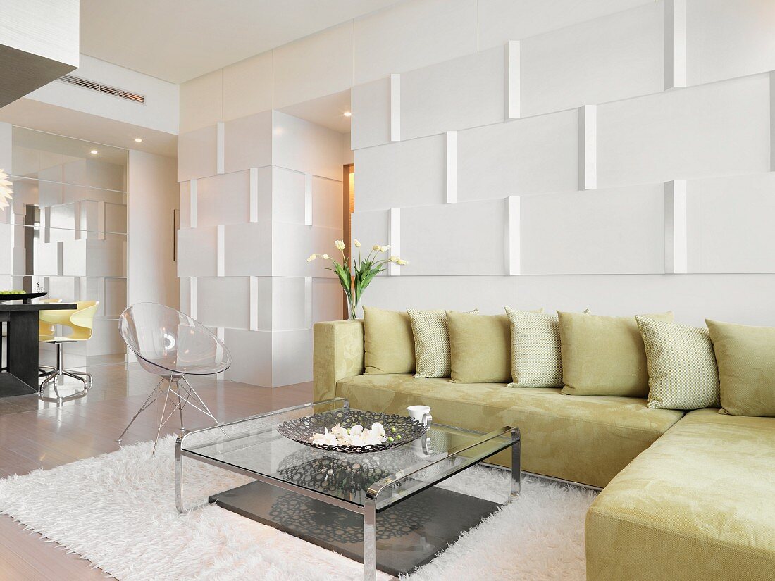 Eleganter Designer Wohnraum mit Ecksofa vor dreidimensional gestalteter Wand