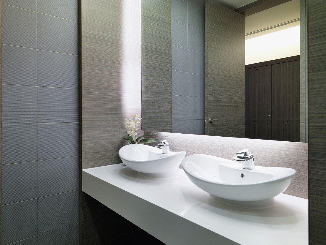 Waschschüssel auf weisser Platte für Einbauwaschtisch und Spiegel in minimalistischem Bad