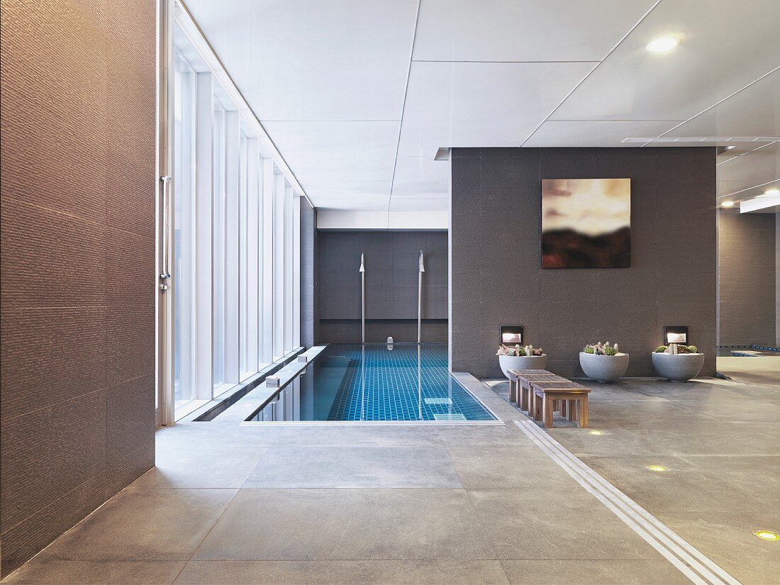 Zeitgenössische Architektur mit Indoor Pool