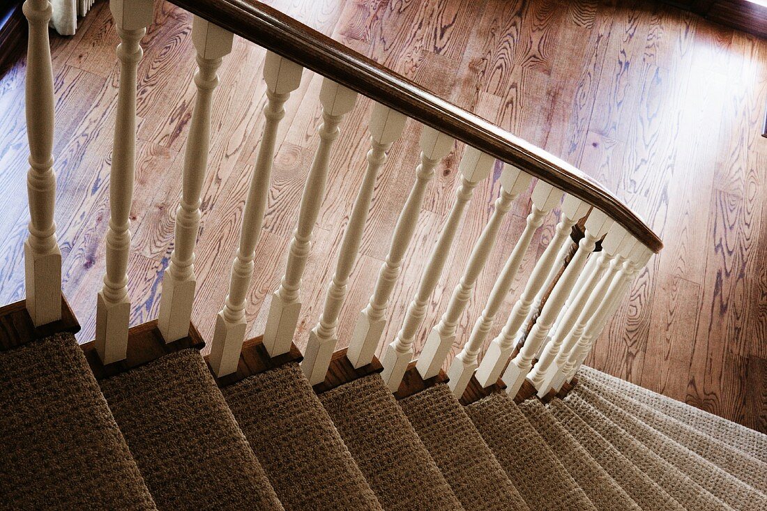 Blick von der Treppe auf den Holzboden