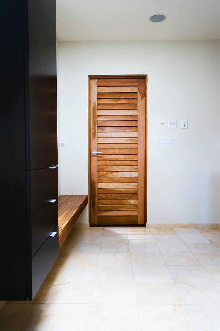 Blick auf eine Holzlamellentür in einer Badeumkleide