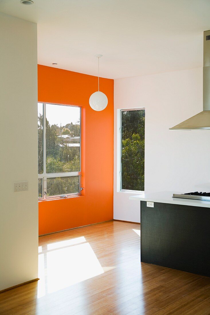 Blick in eine Küche mit orangefarbener Wand