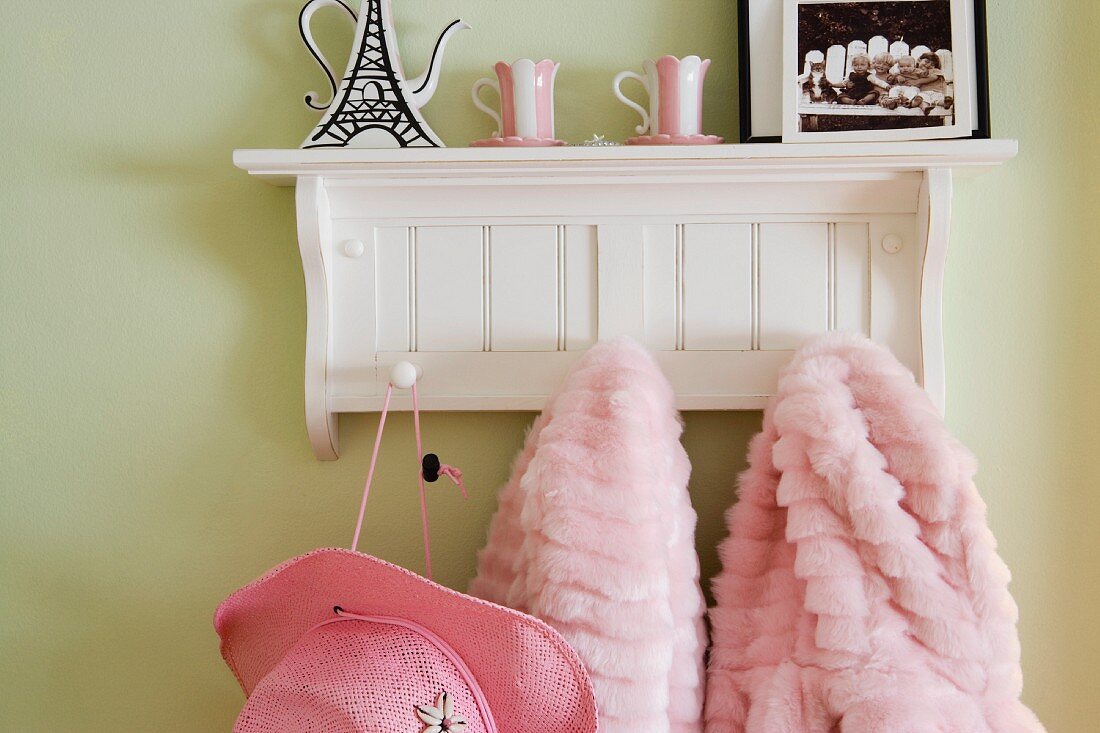 Kinder-Garderobenleiste mit rosa Hut und Mantel