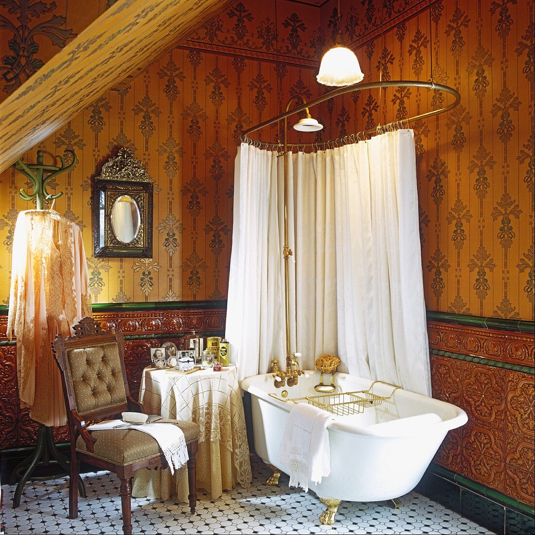 Freistehende Badewanne mit goldenen Füssen, mit einer darüberhängenden Brause und einem Duschvorhang in nostalgischem Badezimmer