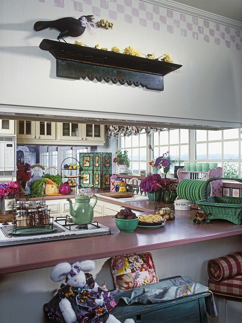 Landhausküche mit raumgreifender Küchentheke und einer langen Fensterfront