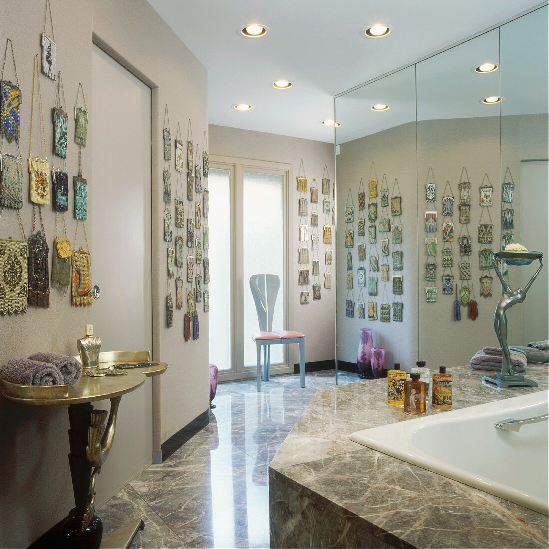 Eine große Handtaschen-Sammlung in modernem Badezimmer mit raumhoher Spiegelfront