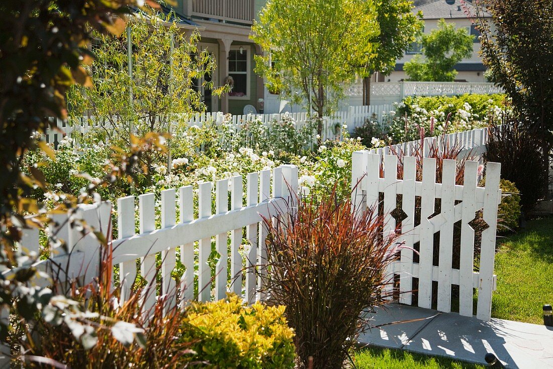 Garten mit weißem Lattenzaun