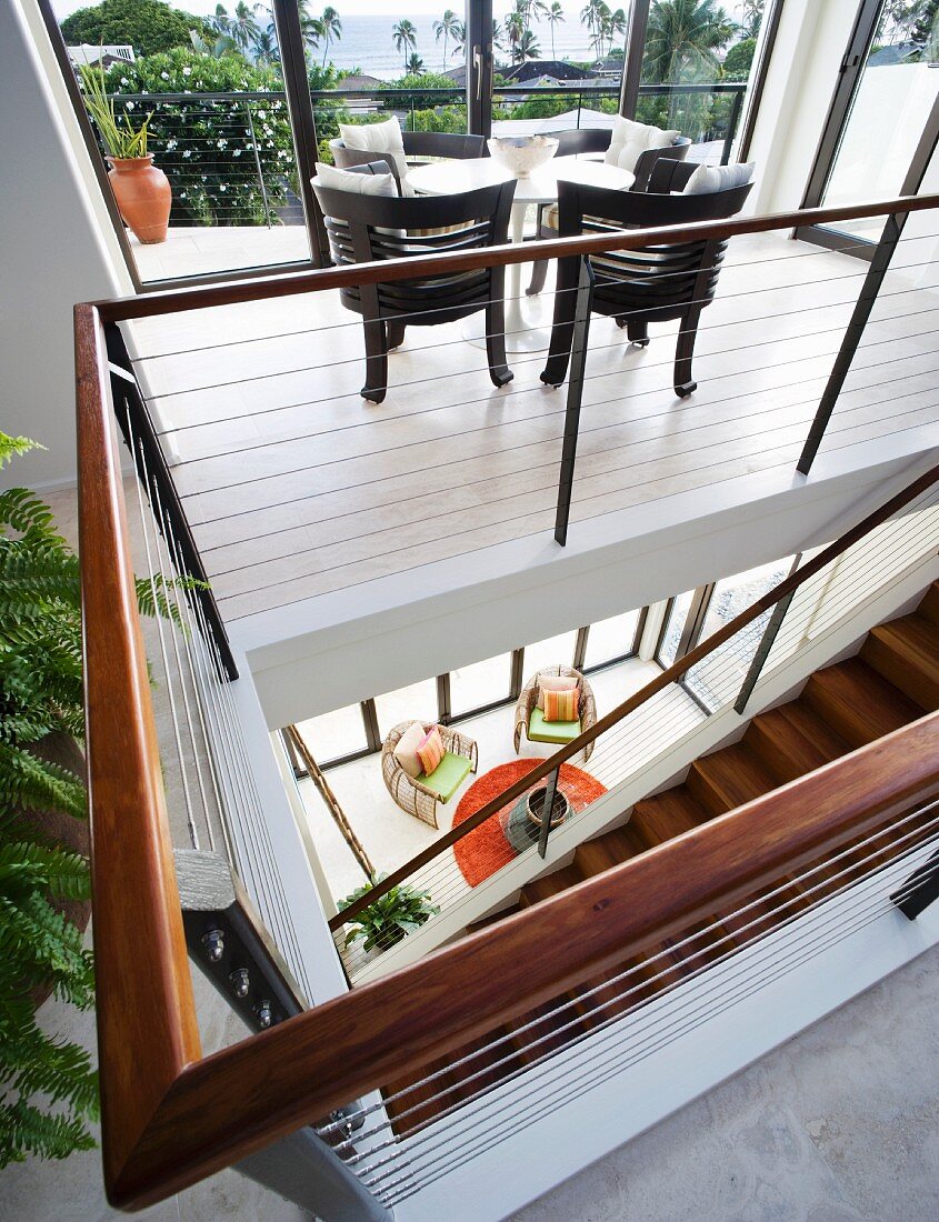 Blick auf zwei Etagen an der Treppe entlang in einem Wohnhaus