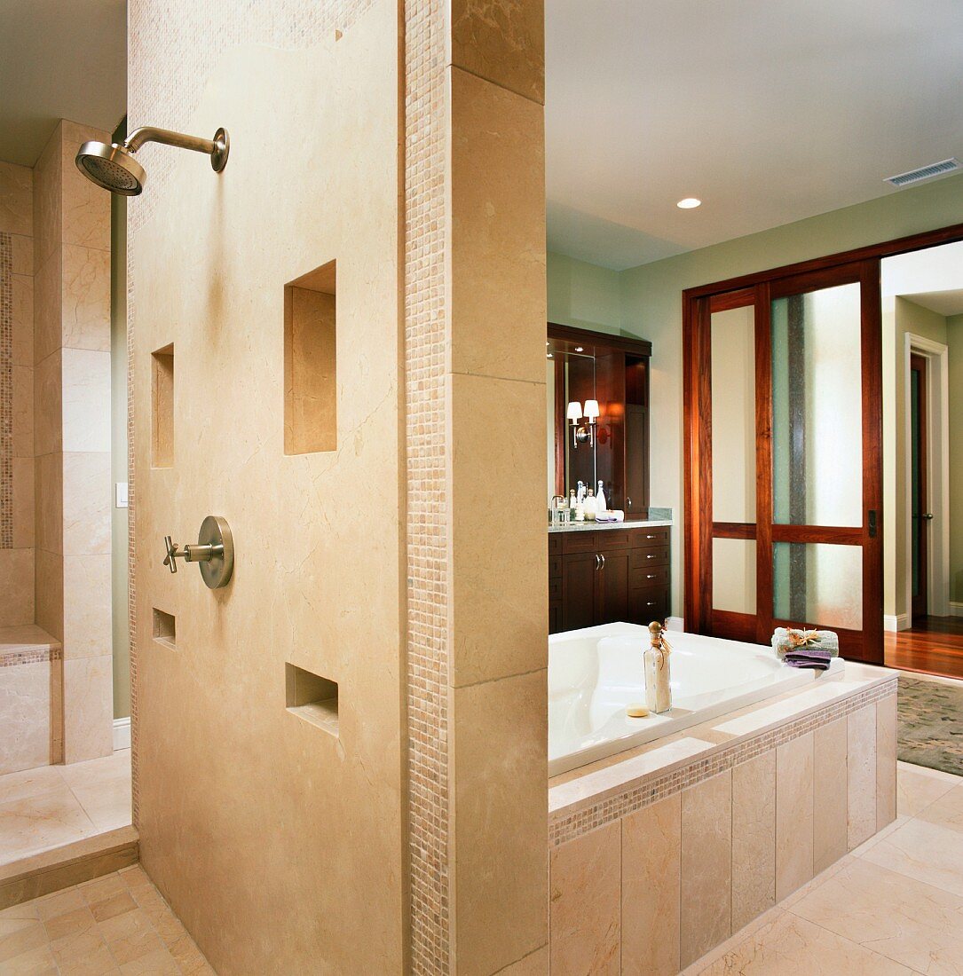 Grosszügiges Bad mit schmalem Raumteiler zwischen Badewanne und Dusche