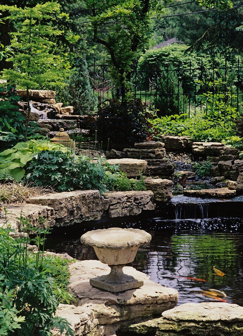 Prachtvolle Gartenanlage mit Wasserfall, Teich und großen Steinkelchen