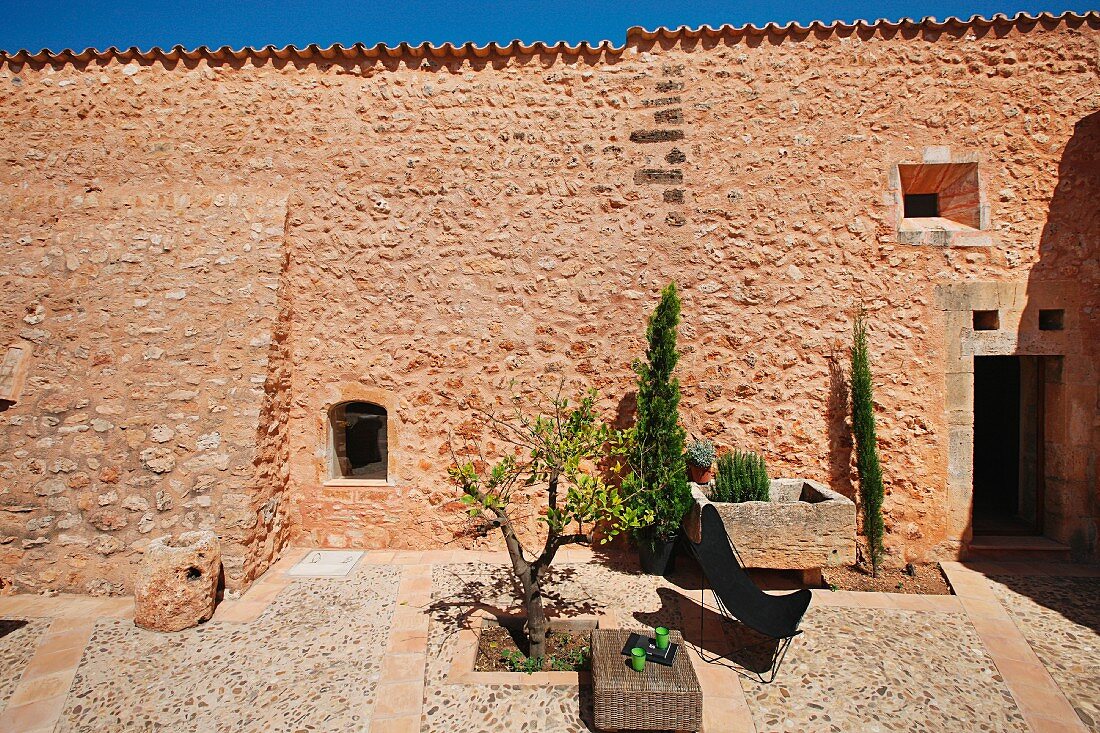 Courtyard outside Spanish style home