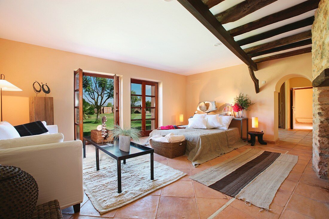 Elegantes Schlafzimmer mit Gartenaussicht in renoviertem mediterranen Landhaus