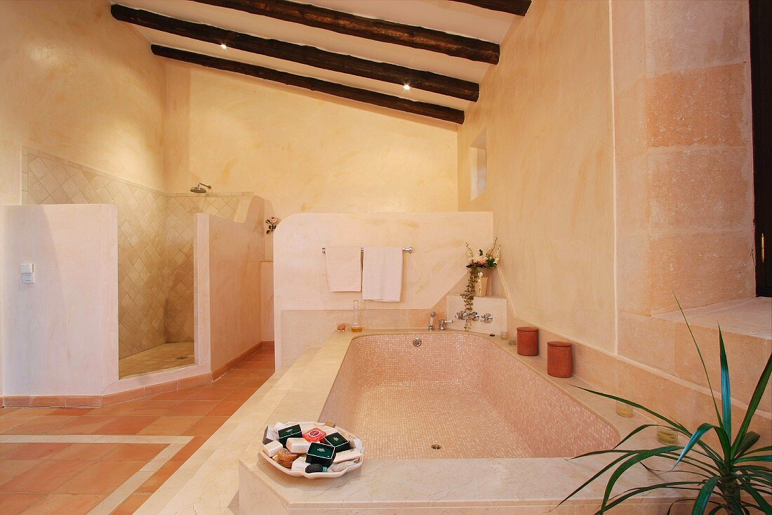 Modernes Bad in mediterranem Landhaus