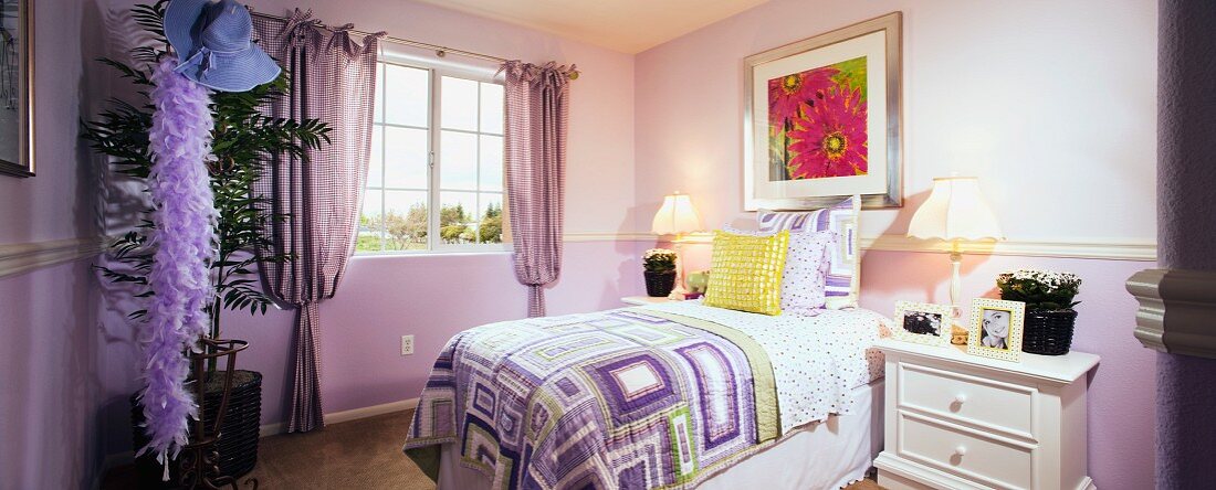 Landhaus-Mädchenzimmer im Shabbylook mit großformatigem Blütenfoto an pastellvioletter Wand