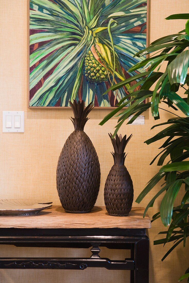Ananas-Gemälde über Konsolentisch mit Dekoflaschen in Ananasform