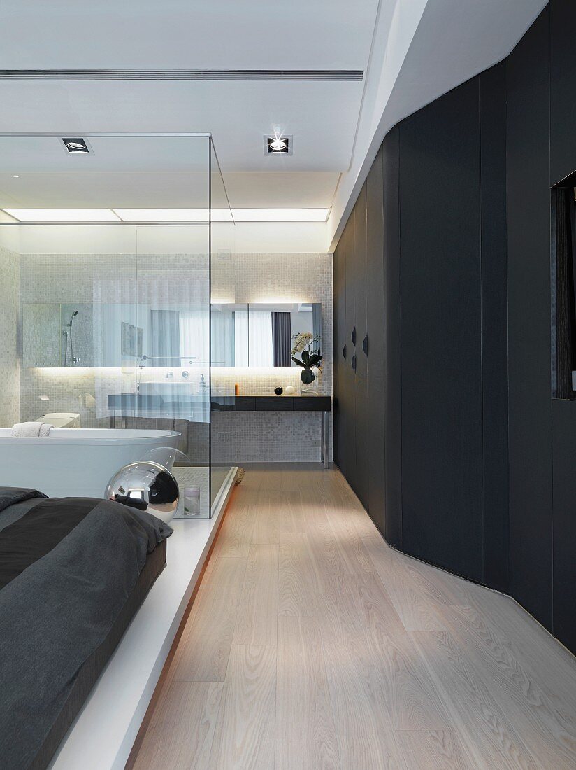 Schwarze Wand im Designer Schlafzimmer und Glastrennscheibe vor Bad